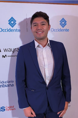 Un hombre de traje sonriendo